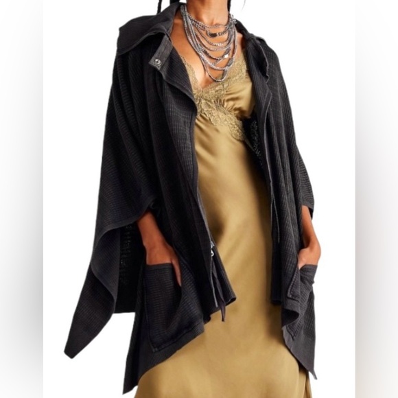 FREE PEOPLE ‘Suzie’ Oversized Poncho Jacket Cape in Washed Black Size‎ XS/Small - Picture 1 of 10